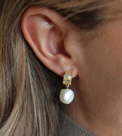 Tutti & Co Freshwater Pearl Earrings Gold - Image 3