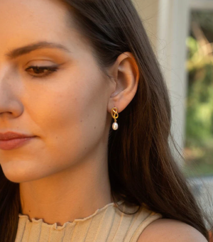 Claudia Bradby Medium Love Knot Pearl Drop Earring Gold - Image 4