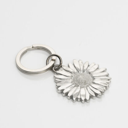 Lancaster & Gibbings Pewter Key Ring Daisy - Image 2
