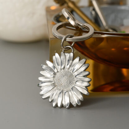 Lancaster & Gibbings Pewter Key Ring Daisy - Image 3