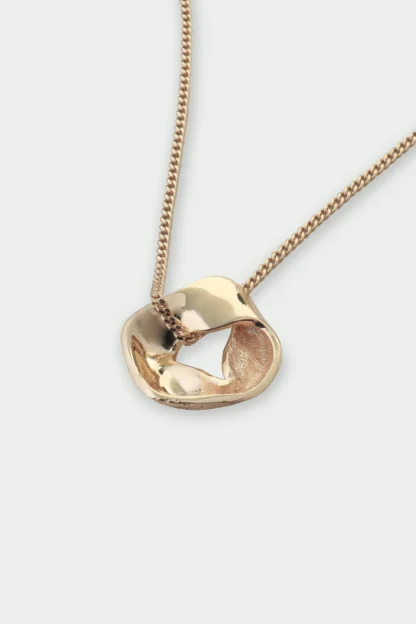 Tutti at Gifted Boston Spa - Necklace Gold - Motion