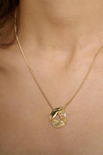 Tutti at Gifted Boston Spa - Necklace Gold - Motion