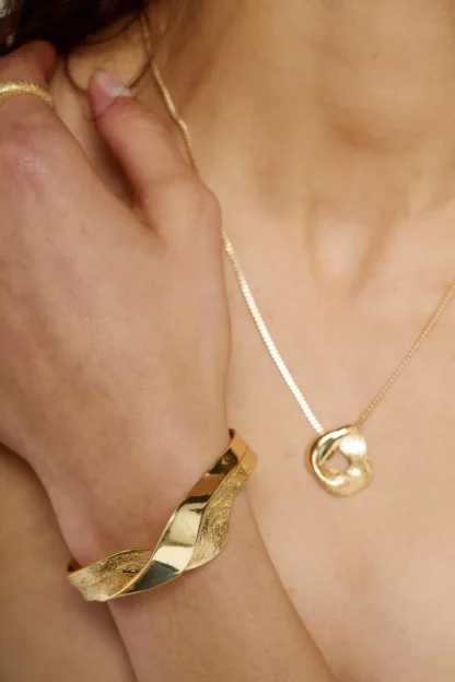 Tutti & Co Wave Bangle Gold - Image 3