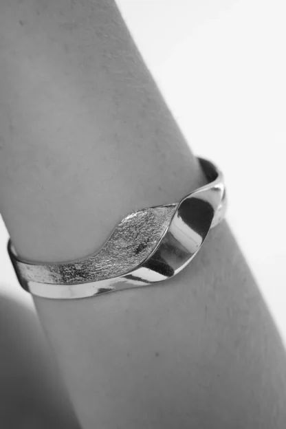 Tutti & Co Wave Bangle Silver - Image 3