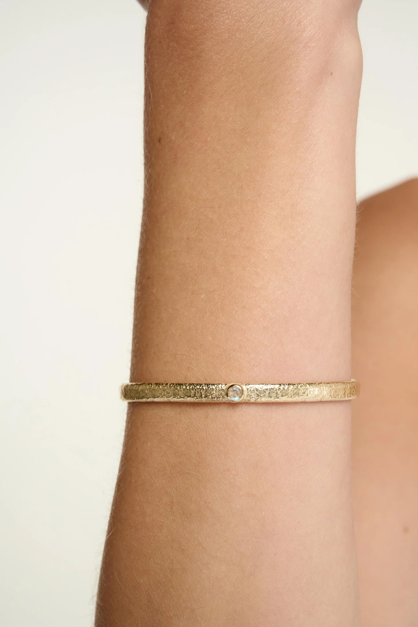 Tutti & Co Birthstone Bangle Moonstone Gold BR791G